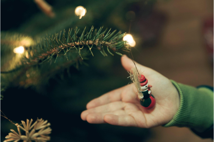 Deck the Halls with Artificial Christmas Garlands: A Science-Lover’s Dream